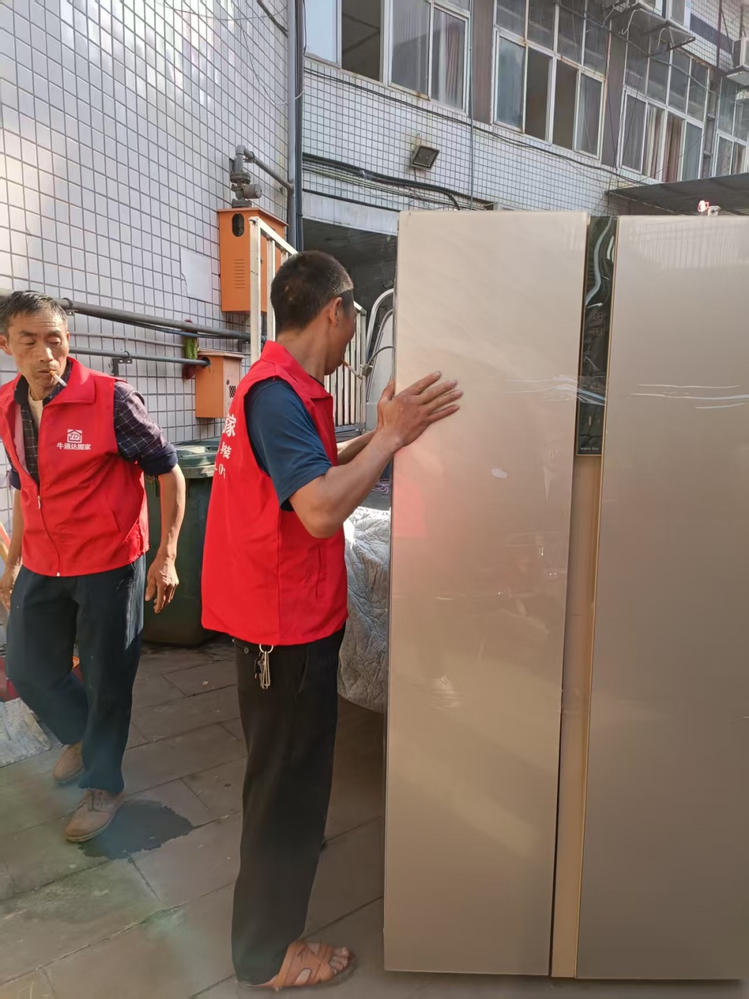 双开门大冰箱搬运-搬冰箱推荐-牛通达搬家